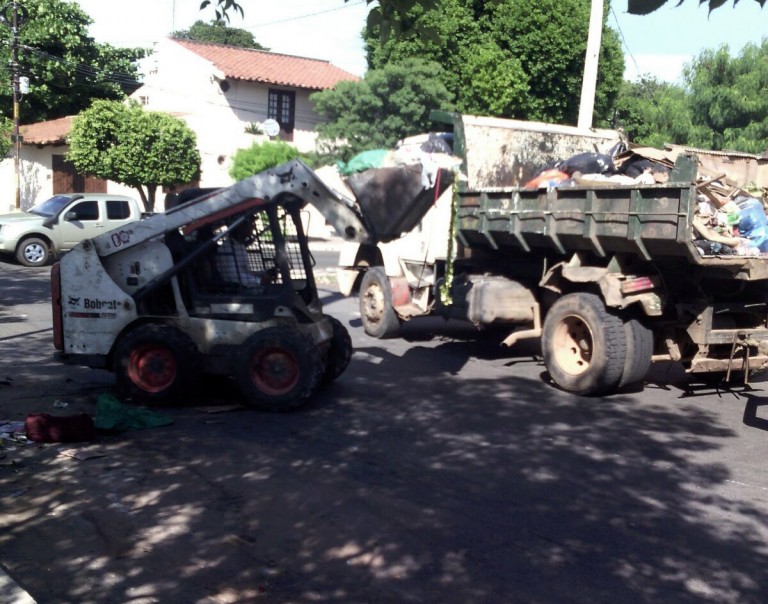 Trabajos de limpieza y levantamiento de residuos en varios puntos de la capital