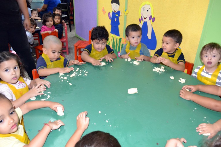 Niños del TEDIM elaboraron chipas por Semana Santa