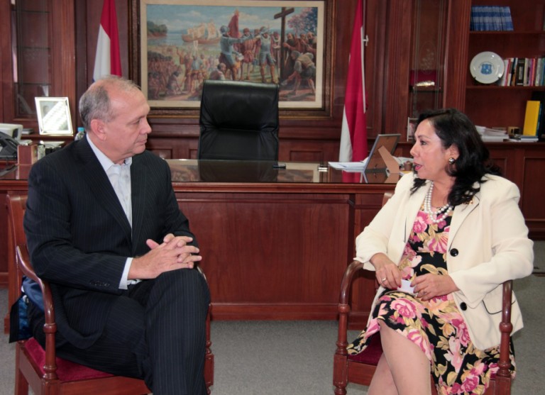 Embajadora del Perú ofreció cooperación al intendente Ferreiro