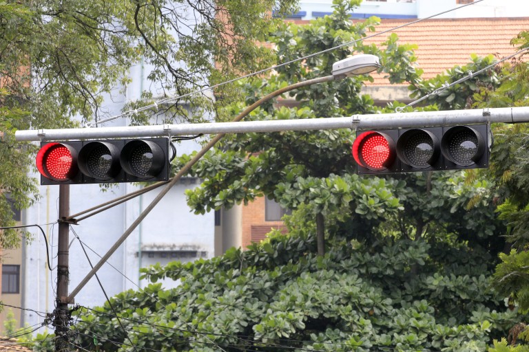 Se instalan nuevos semáforos inteligentes que dispondrán de cámaras y baterías para casos de corte de energía eléctrica en la ciudad de Asunción