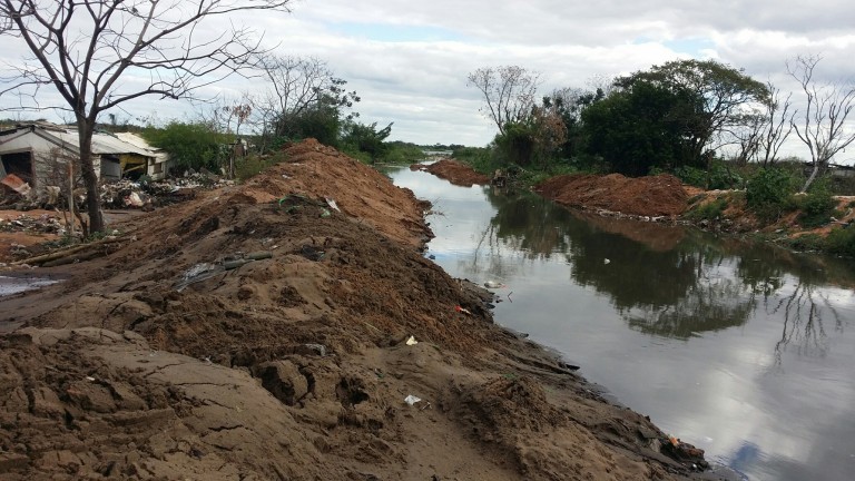 Municipalidad culminó limpieza y canalización de arroyos en Bañado Sur