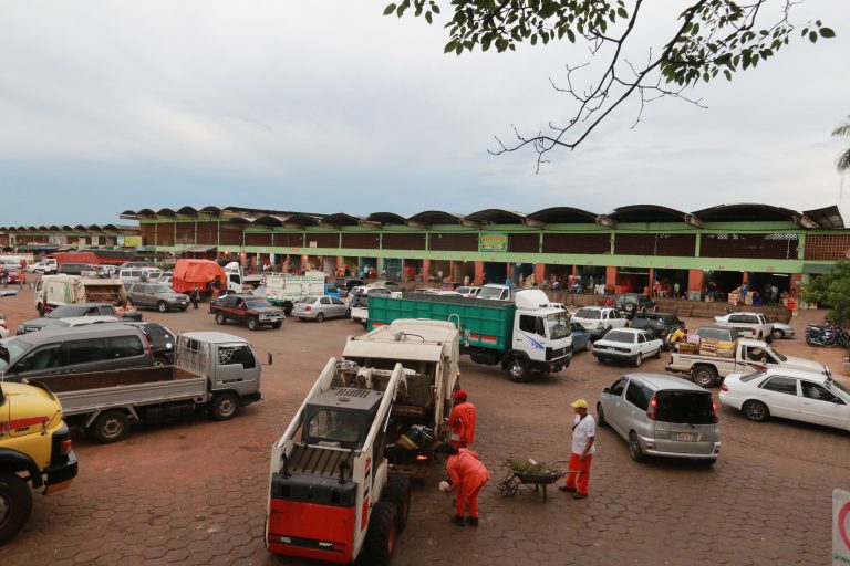 Municipalidad interviene zona del Mercado de Abasto para despejar veredas