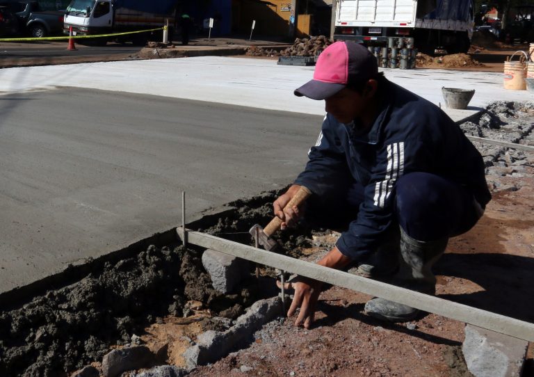 En Antequera harán pavimento hidráulico y colocarán caños de agua potable en las veredas