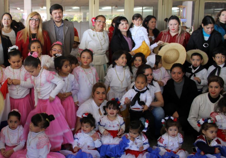 Con colorido desfile infantil la  Municipalidad recuerda el Día del Folclore