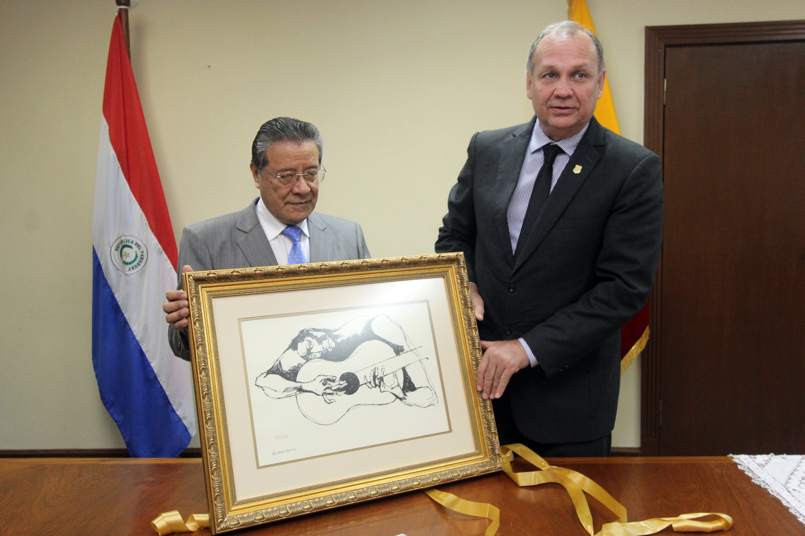 Embajador Ecuatoriano obsequió serigrafía de Osvaldo Guayasamil al Intendente