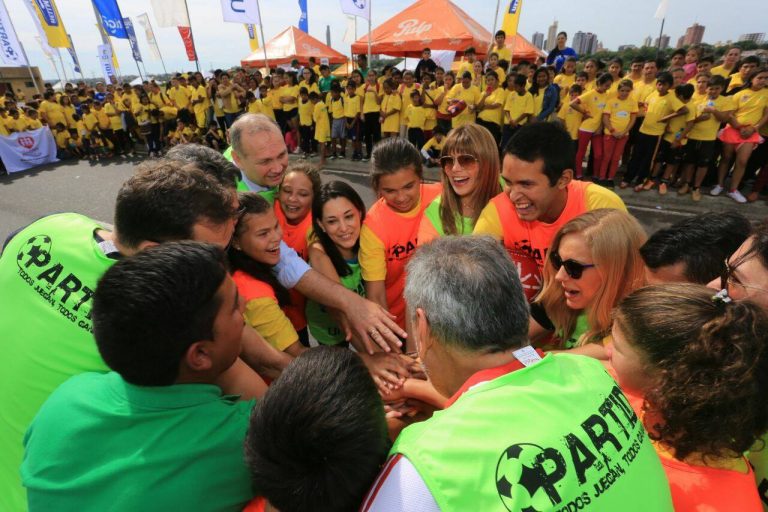 Partidí convocó a niños y adultos a jugar futbol en la Costanera de Asunción