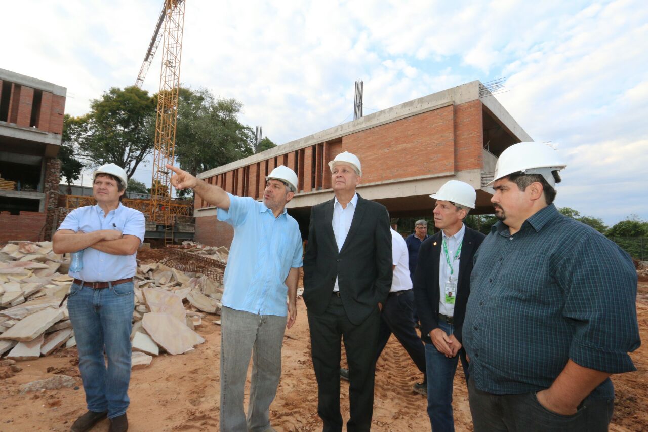 Intendente recorrió obra del CDI, colegio privado que apuesta al proyecto de la Costanera