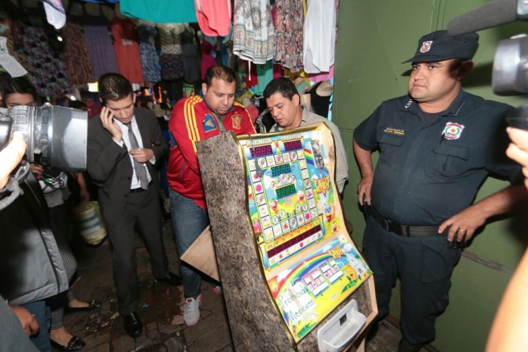 Funcionarios municipales incautaron máquinas tragamonedas ilegales en el Mercado Nº 4
