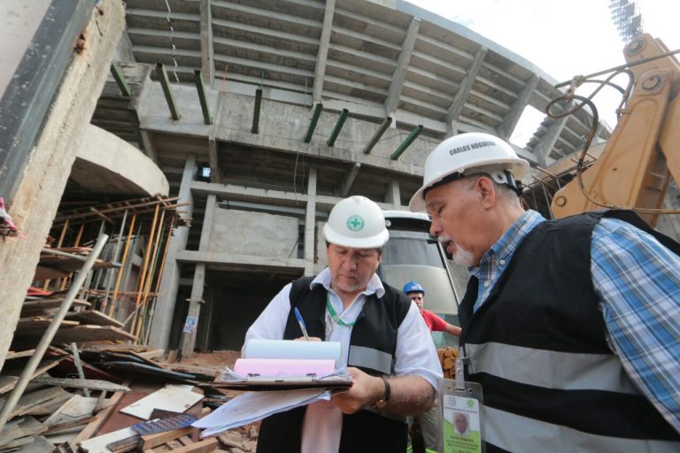 Técnicos municipales evalúan las causas del desmoronamiento de un sector del estadio en construcción del Club Cerro Porteño