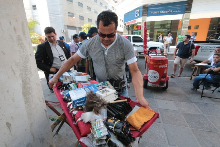 Realizaron operativo interinstitucional para despejar de vendedores ambulantes veredas de la calle Palma