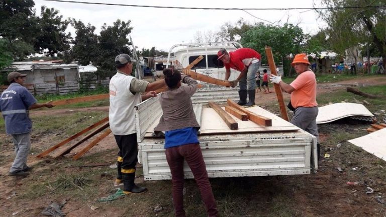 Crecida del río Paraguay genera traslado de familias ribereñas a refugios establecidos
