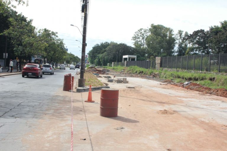 Construcción de dársenas frente a IPS requieren trabajos de drenaje de agua que son encarados por la Municipalidad