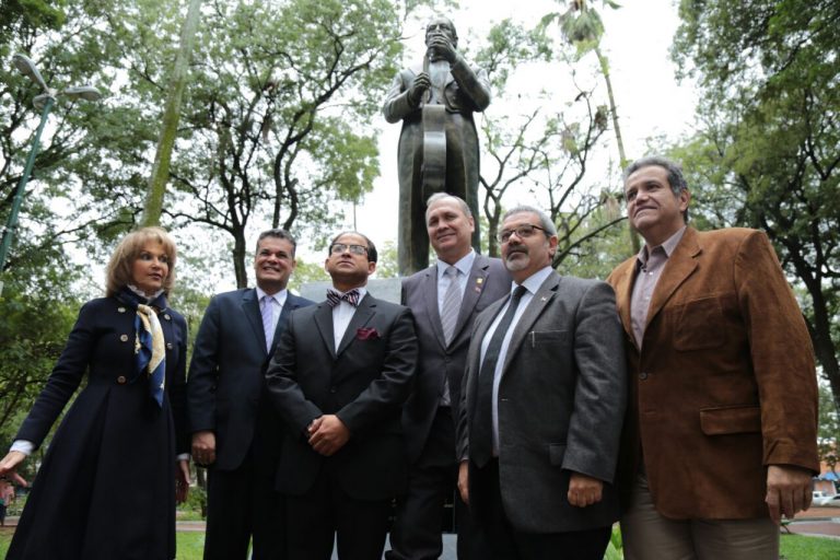 La Plaza Uruguaya es el escenario permanente de homenaje a Agustín Pío Barrios «Mangoré»