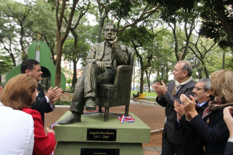 La Plaza Uruguaya ya luce orgullosa la estatua de Augusto Roa Bastos