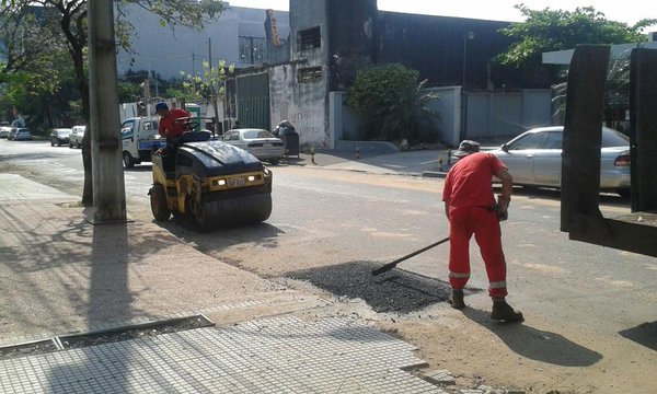 BACHEO DÍA A DÍA: Priorizan bacheos con hormigón asfáltico en caliente en varias calles de Asunción
