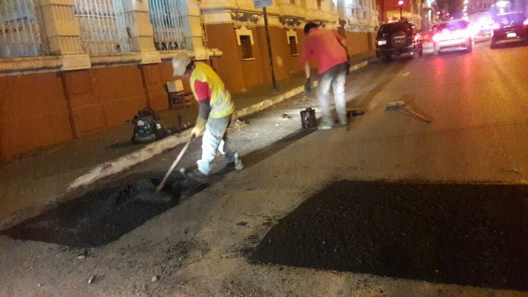 Bacheo día por día: Priorizan cierre con material fresado en calles de Asunción
