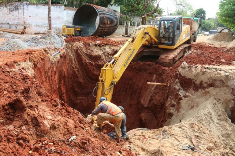 Las excavaciones para la colocación de tubos del desague pluvial ya están posicionadas en la calle Morquio