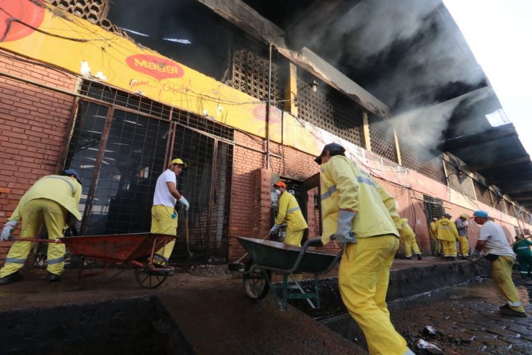 Comuna activa operativo de limpieza para regularizar el trabajo de los permisionarios afectados por el incendio.