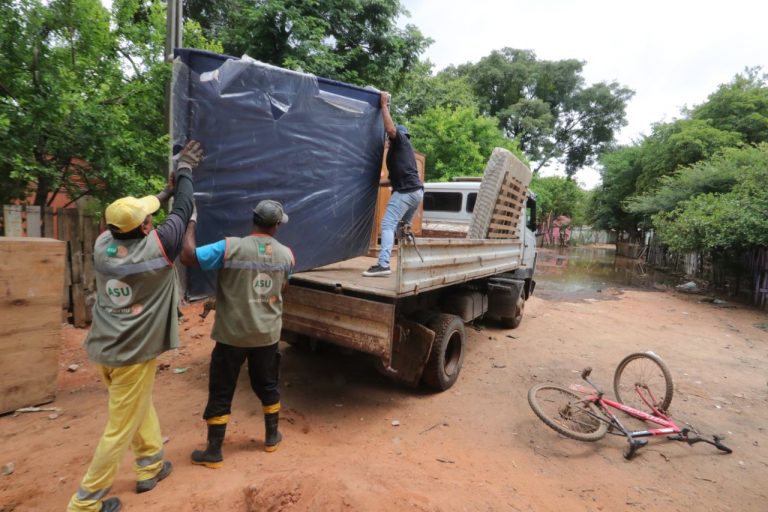Supera el millar la cantidad de familias damnificadas por la intempestiva crecida del río Paraguay, Comuna Asuncena habilita nuevos refugios
