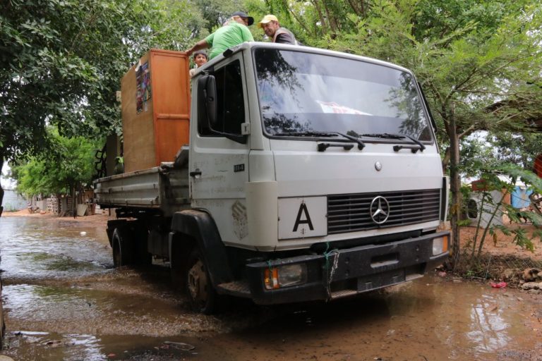 Sigue tarea de rescate y reubicación de familias damnificadas por crecida del río en Asunción