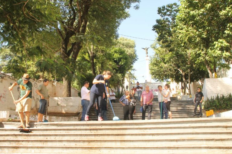 Apoyando la iniciativa de vecinos, obreros municipales colaboraron en la realización de una minga en la Escalinata Antequera y Castro