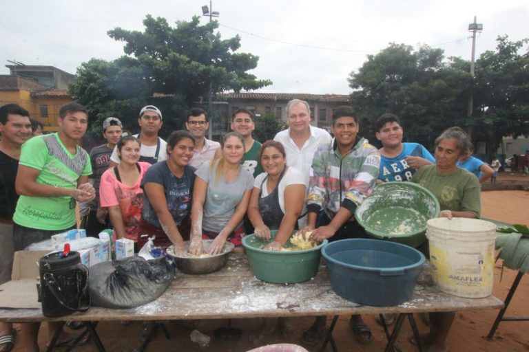 Vecinos del barrio Pelopincho preparan súper chipa de 80 metros