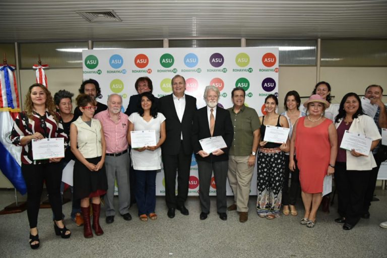 Intendente Ferreiro entregó Premio Municipal de Poesía en Guaraní y los fondos concursables municipales de las artes 2017
