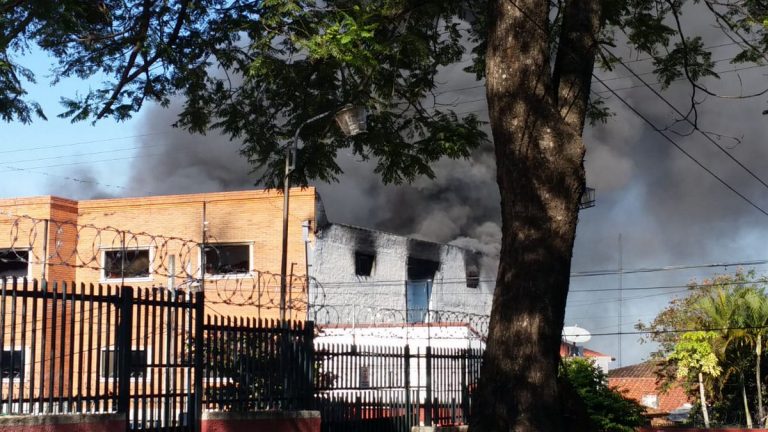Incendio en depósito de prendas en inmediaciones del  Mercado 4 deja cuantiosos daños materiales