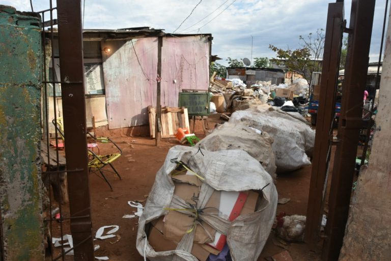 Municipalidad combate vertido de residuos en espacios no habilitados