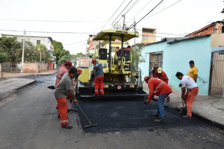 Intendente Ferreiro supervisó trabajos de regularización asfáltica de calle del Bañado Sur