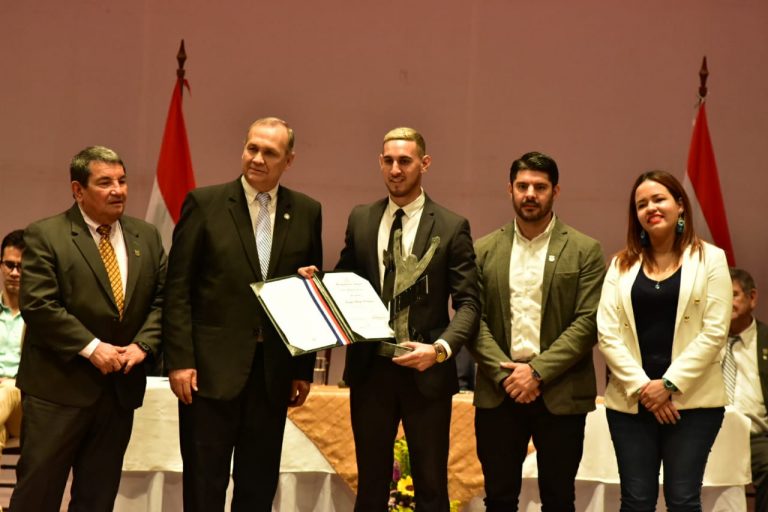 Premio Municipal de la Juventud 2018, en sus diferentes categorías, fue entregado en el Teatro Municipal de Asunción