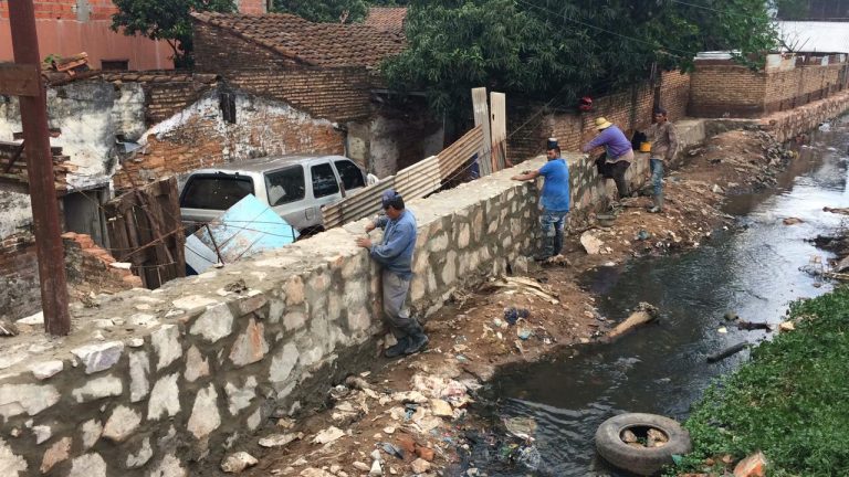Municipalidad intensifica trabajos de construcción de muros de contención en márgenes de arroyos