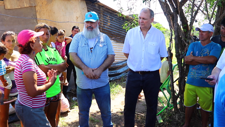 Intendente visitó a familias desplazadas ubicadas en el denominado refugio COPACO en el Puerto Botánico