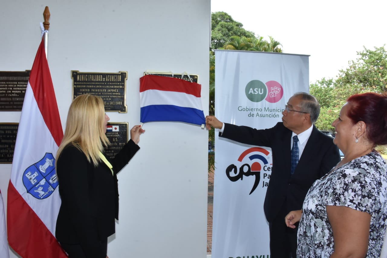Placa Conmemorativa por los 30 años del Centro Paraguayo Japonés ya luce en su acceso principal