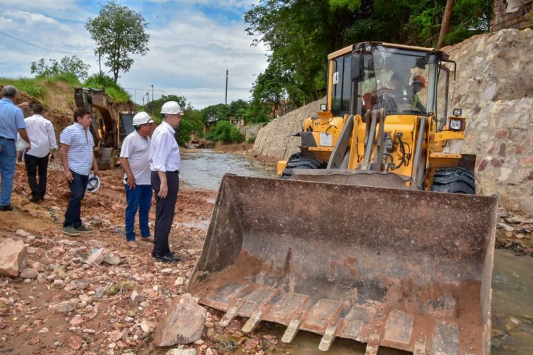 Intendente Ferreiro fiscalizó obras de muros de contención en el arroyo Mburicaó