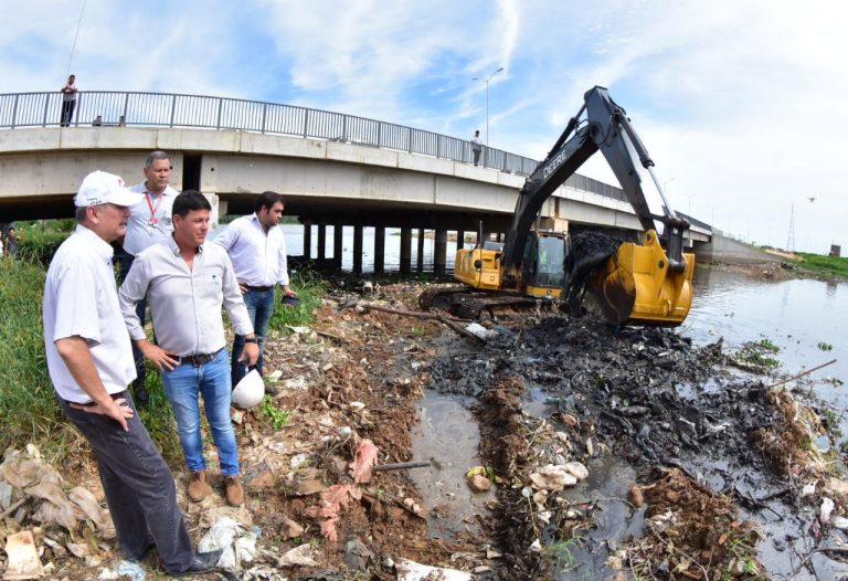 Municipalidad de Asunción y el MADES  iniciaron tareas de limpieza de la cuenca del Arroyo Mburicao