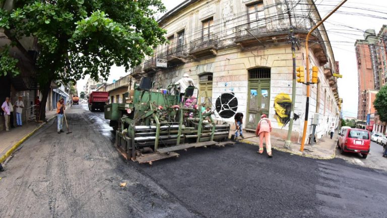 Regularización asfáltica de la calle Montevideo da continuidad al mejoramiento vial de varias calles del microcentro