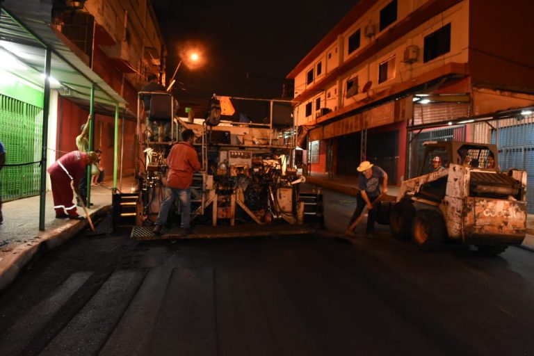 Municipalidad arregla calles en zona del Mercado Nº 4 en horario nocturno