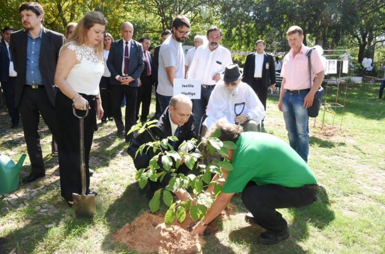 Plantando árboles en el Parque Carlos A. López se recordó a víctimas de la dictadura