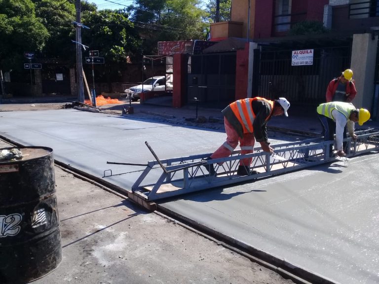 Municipalidad mejora pavimento en paradas de avenida Colón