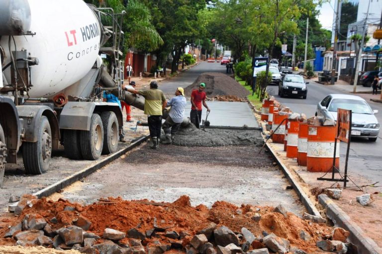 Municipalidad coloca hormigón hidráulico en avenida Médicos del Chaco y Mayas