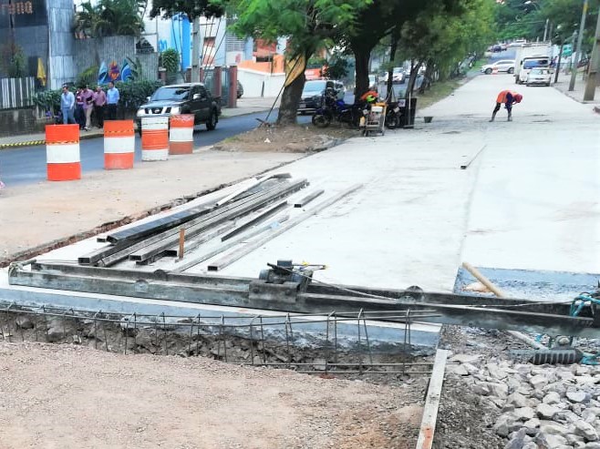 Continúa colocación de pavimento hidráulico en puntos importantes de la avenida San Martín
