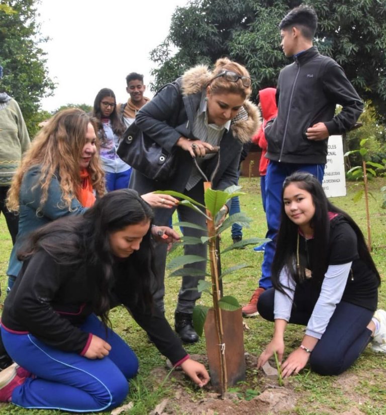 Comuna asuncena festejó el día del árbol plantando árboles frutales en Zeballos Cué