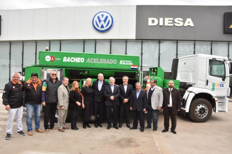 Asunción ya tiene su primer camión de bacheo acelerado y mejora su capacidad operativa para reparar calles