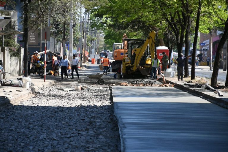 Municipalidad de Asunción continua carga de hormigón hidráulico en varios tramos