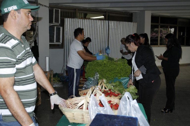 Agricultores siguen comercializando sus productos en la explanada de la Municipalidad de Asunción