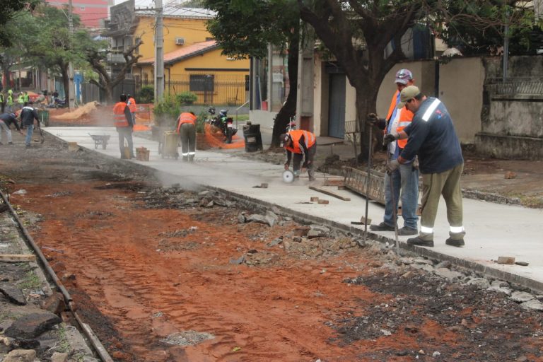 Colocan hormigón hidráulico en calle Ana Díaz y Pozo Favorito