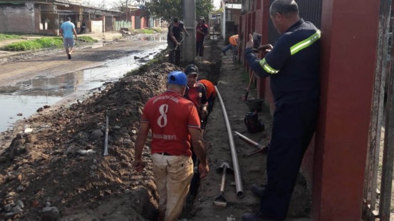 Colocan cañerías de agua en las veredas de Antequera desde 33 a 38 Proyectadas