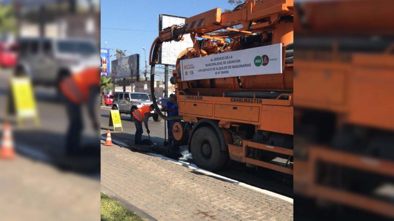 Camión desobstructor limpia canales taponados en ambas márgenes de la avenida Aviadores del Chaco