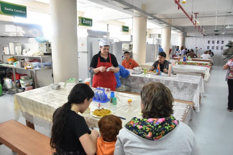 Intendente Ferreiro recorrió los renovados comedores del edificio del Mercado Municipal Nº 4